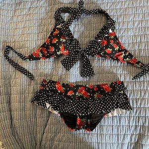 Hot Topic Excellent Condition Two Piece Bathing Suit With a Cover Up Included